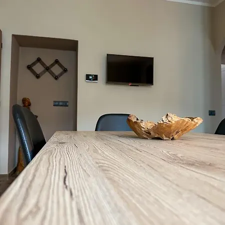 Plaza Apartment *